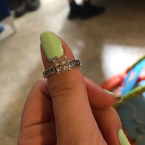 17K white gold diamond ring